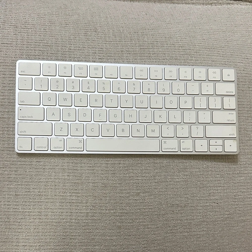 Apple Magic Keyboard - Picture 1 of 5